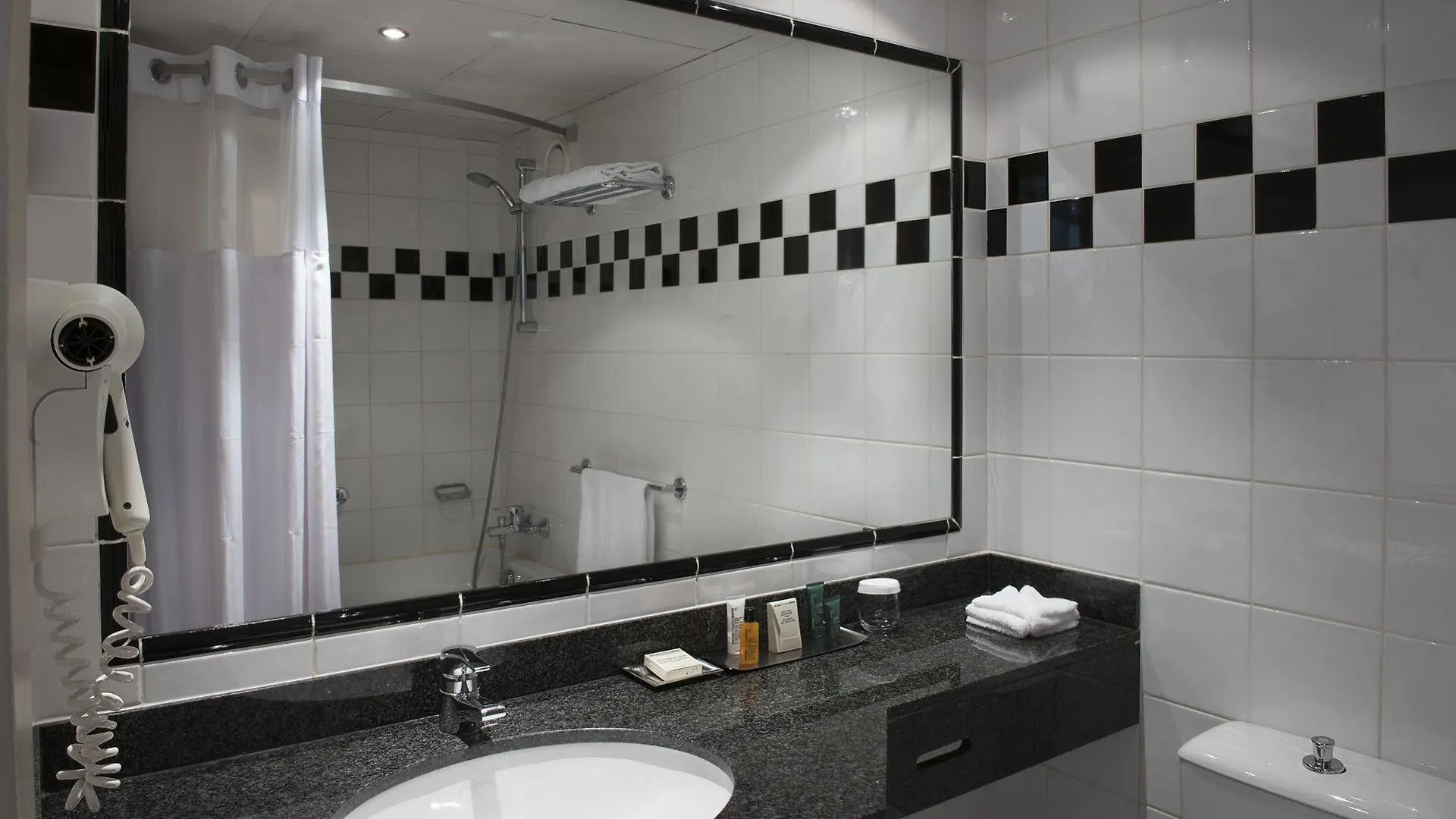 Hotell Hilton Orly Airport 4*